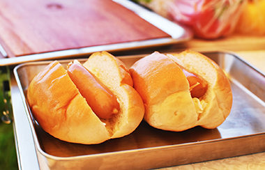 ディナーロール（小型パン）、焼肉のタレなど